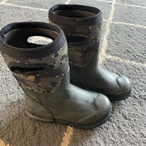 Size 13 kids bogs boots. Worn one winter.